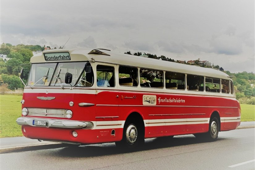 Oldtimer wie dieser sind heute nicht mehr oft auf den Straßen anzutreffen. In dem roten Ikarus-Bus von Sachsen Oldtimer/Automobile Landpartien können sich Brautpaare auch in Arnsdorf trauen lassen. Foto: Susann Thomas