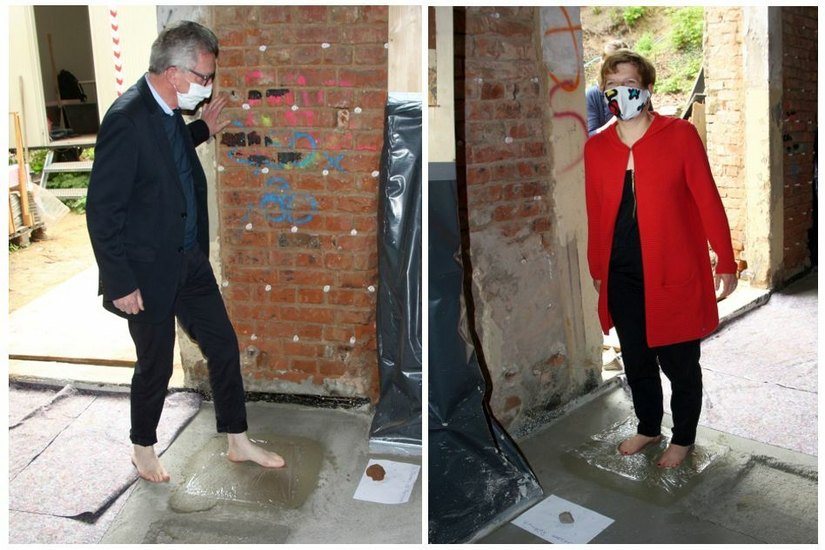 Mit ihren Fußabdrücken im Beton haben sich 2020 auch Thomas de Maiziere (CDU) und Susann Rüthrich (SPD) im Jahnsporthallenprojekt »verewigt«. Fotos: Farrar