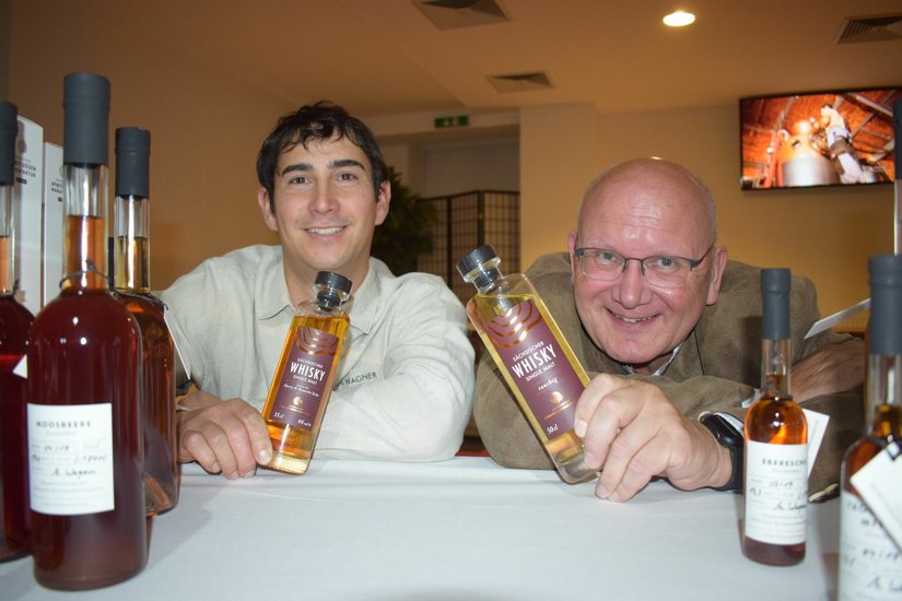 Der Spirituosenmanufaktur-Chef, Martin Wagner(links), und der Geschäftsführer der Löbauer Bergquell Brauerei präsentieren den ersten Sächsischen Whisky. Foto: spa