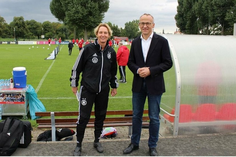 Martina Voss-Tecklenburg, Trainerin der deutschen Frauen-Nationalmannschaft und Sportbürgermeister Dr. Peter Lames.