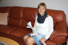 Christiane Schöler mit Krücken auf ihrem Sofa. Nach dem kaputten Kniegelenk im Sommer 2021 zog sie sich kürzlich einen Bänderriss zu.