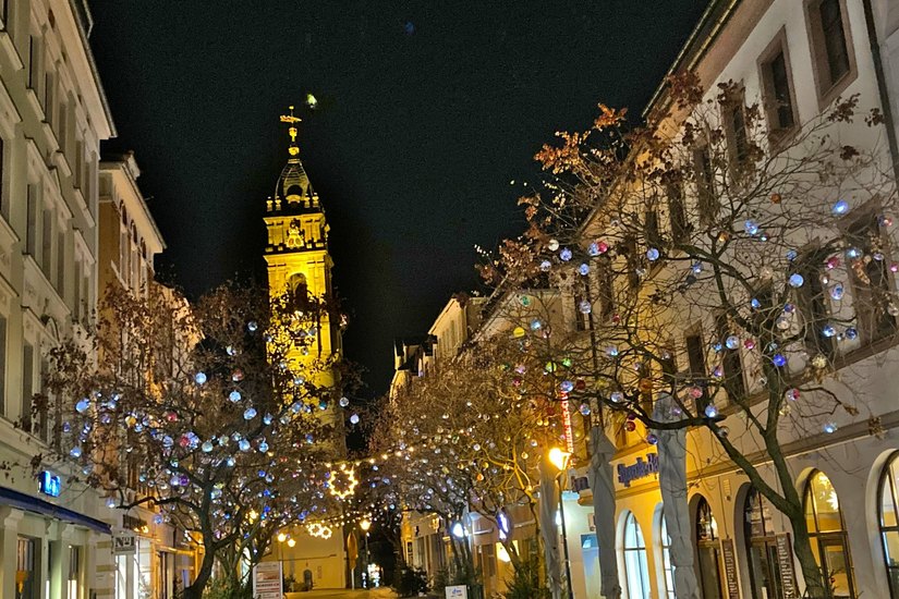 Auf der Reichenstraße können die glanzvollen Weihnachtskugeln bestaunt werden.