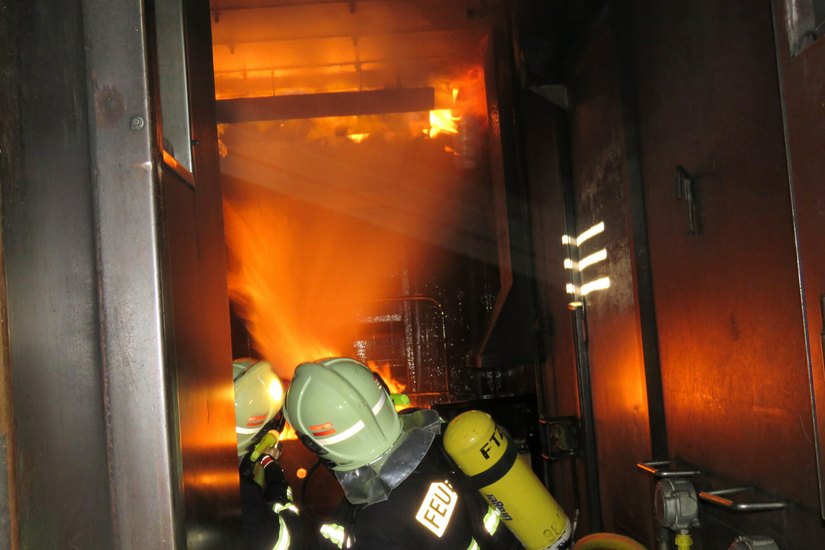 In der mobilen Brandübungsanlage können die Kameraden der Feuerwehr unter sehr realitästnahen Umständen die Brandbekämpfung trainieren. Foto: Matthias Stark