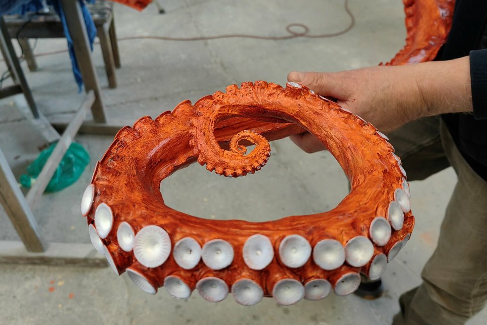 Für die Enden der Tentakel hat Peter Ardelt Octopus-Spitzen in der Metro gekauft, Abdrücke genommen und als Vorlage genutzt. Insgesamt hat der Krake 2.600 Saugnäpfe.