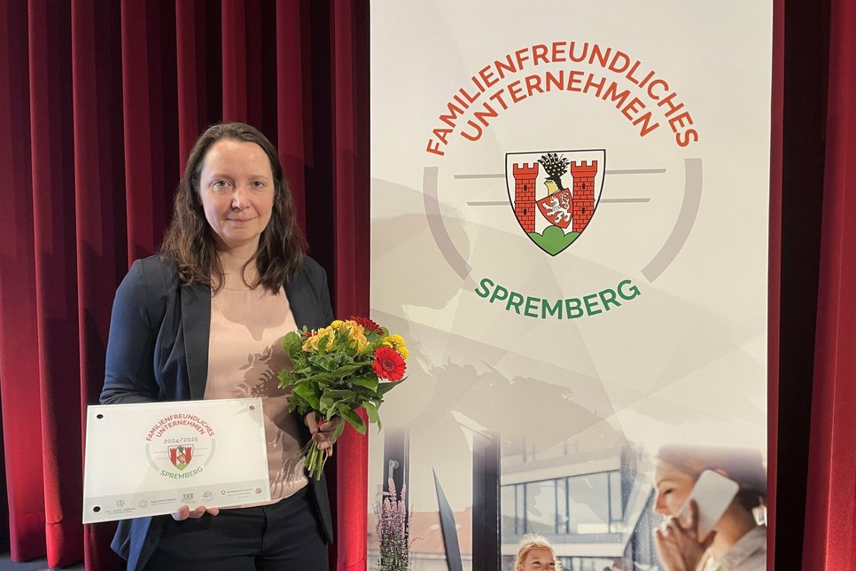 Personalerin Annett Lorenz nahm die Urkunde und Plakette für die 257 Mitarbeiter der Spremberger Stadtverwaltung entgegen.