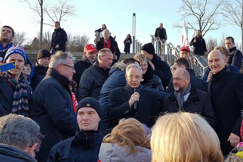 Michael Vassilades, Martin Schulz und Dietmar Woidke wandten sich an die protestierenden Vertreter der Beschäftigten der Braunkohleindustrie. Foto: Angela Hanschke