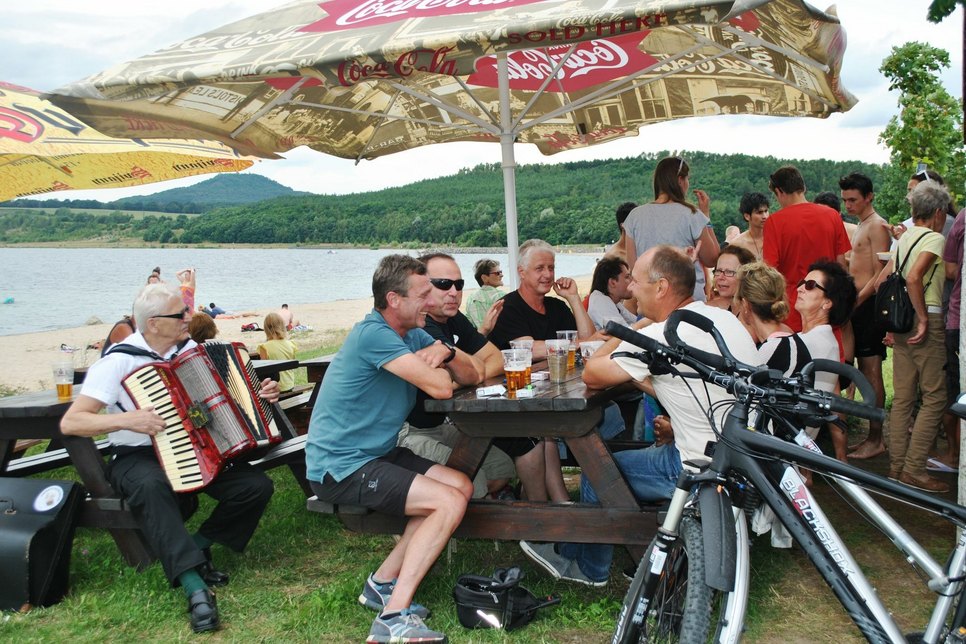 Tschechisches Bierfest mit Akkordeon-Musik beim JO-Grill, Nordoststrand. Foto: EGZ