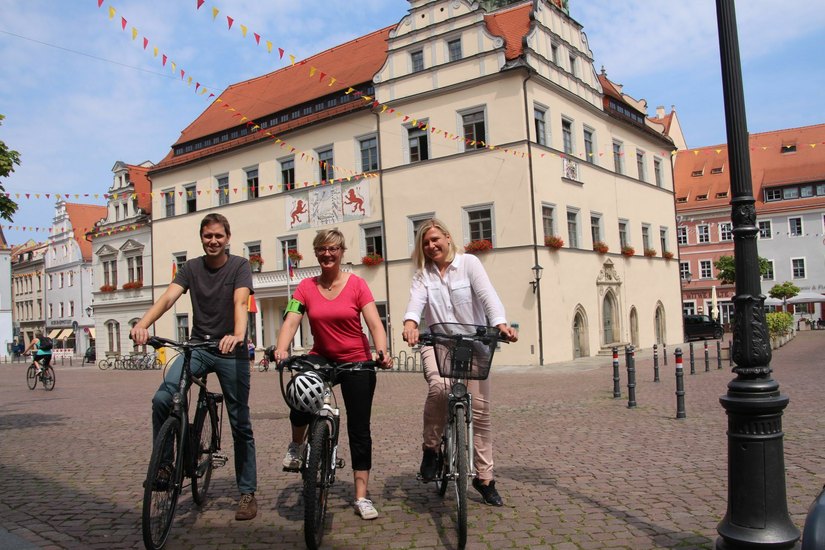 Thomas Freitag, Katrin Lässig und Jana Türke (v. li.) werben für die Radler-Aktion auf dem Marktplatz.  Foto: SV