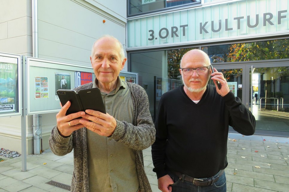 Gerhard Walter (l.) und Ulrich Haugk sind Technikbotschafter und waren jüngst in der Kulturfabrik Ansprechpartner für Senioren, die sich aktiv mit der digitalen Welt auseinandersetzen möchten.