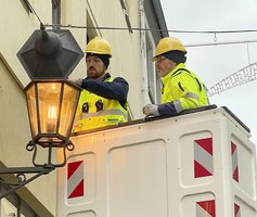 Mitarbeiter der Meißener Stadtwerke setzen die erste neue Leuchte in der Burgstraße ein.  Die Lichtfarben sind sehr ähnlich. | Foto: Farrar