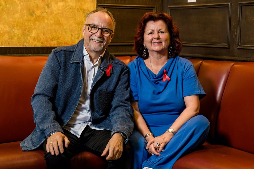 Jürgen Karney und Viola Klein auf der roten HOPE Couch.