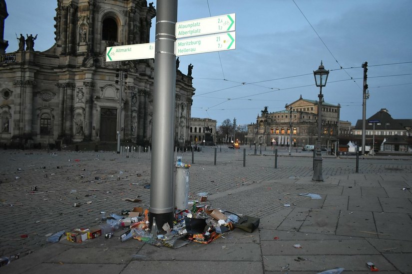 Am Morgen bot sich der Stadtreinigung auf der Brühlschen Terrasse und dem Schloßplatz ein "Schlachtfeld".  Selbst an der Hofkirche standen massenhaft Flaschen und die Reste von Böllern.
