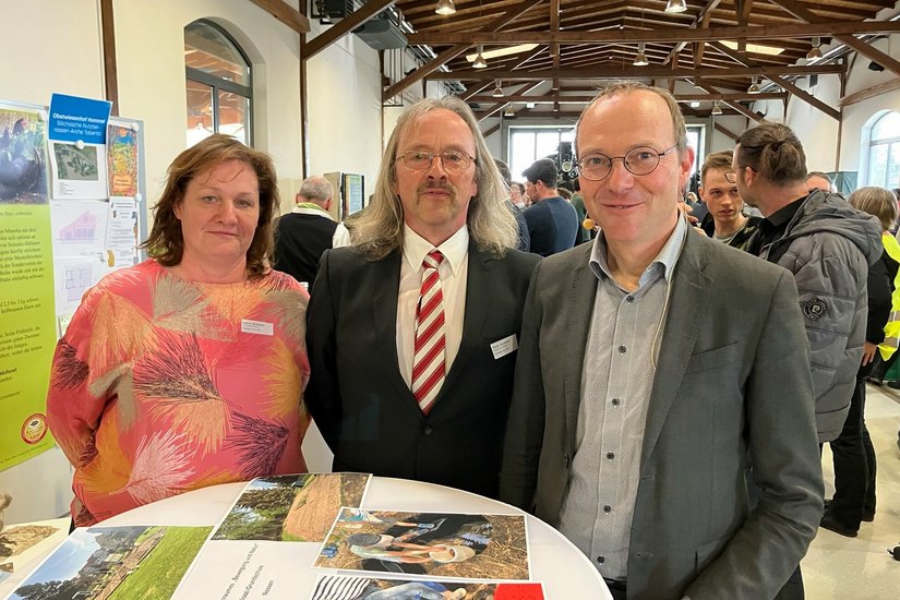 Kathrin und Torsten Gerstmann mit Wolfram Günther, Sächsischer Staatsminister für Energie, Klimaschutz, Umwelt und Landwirtschaft (r.).