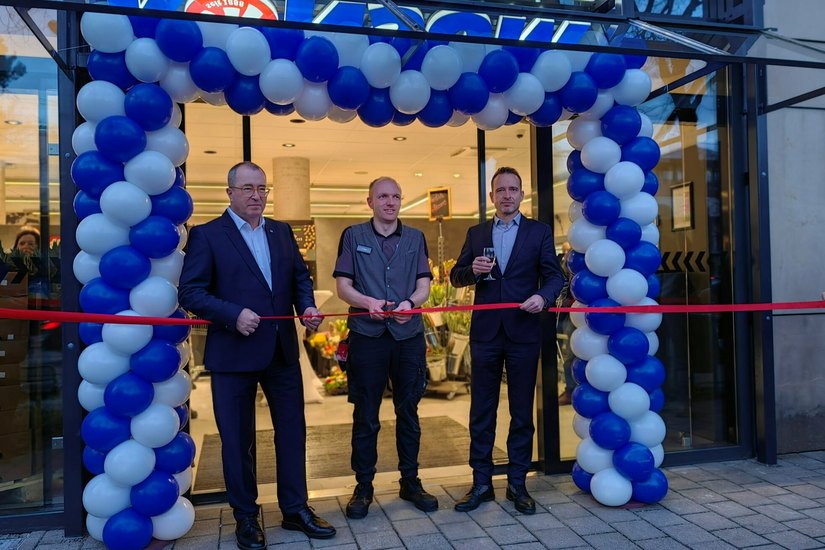 Vorstandssprecher Roger Ulke, Marktleiter Sven Rüger  und Sören Goldemann, Vorstandsmitglied der Konsum Dresden e.G.eröffnen die Tür zum neuen Konsum an der Blasewitzer Straße.