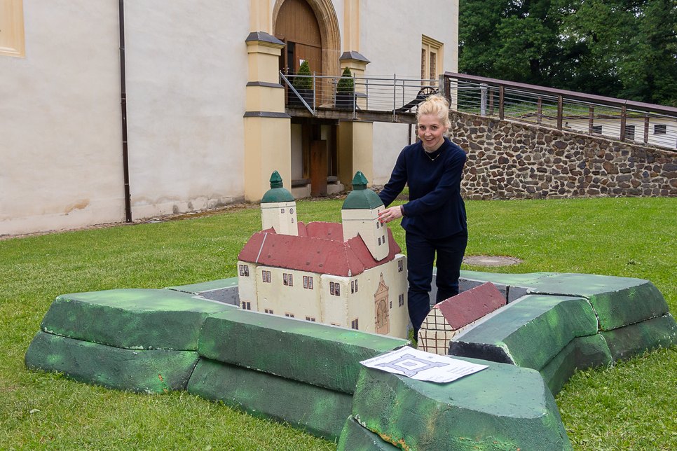 Museumspädagogin Christiane Meister bereitet das Festungsmodell für das Ferienprogramm vor. Foto: Museum OSL
