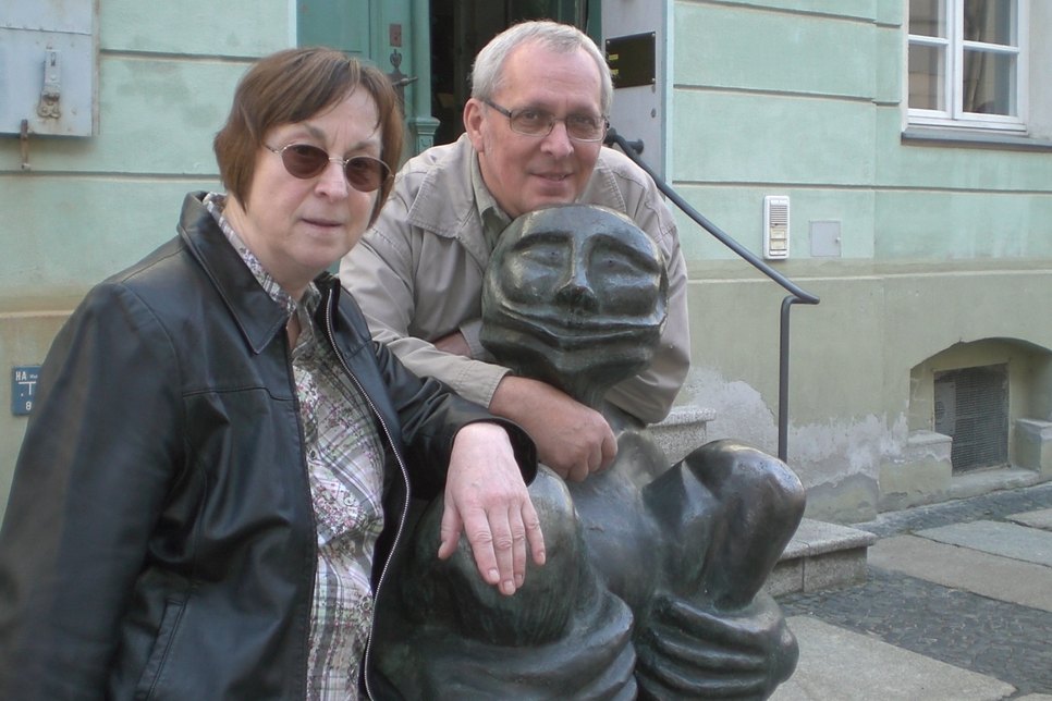 Ein Berliner Ehepaar mit dem bronzenen Wassermann vor dem Wendischen Museum in Cottbus. Foto: Kayser