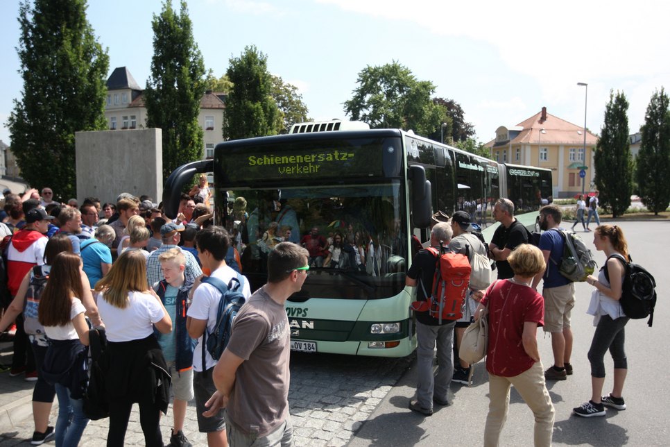 Großes Gedränge an den Bussen.  Fotos: D. Förster