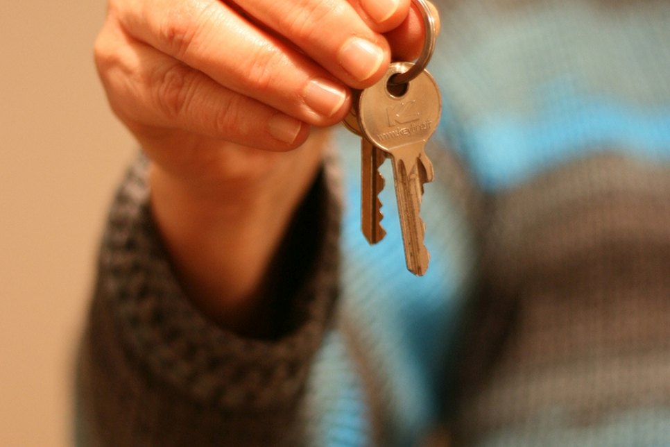 Bevor man den Schlüssel zum eigenen Haus in der Hand hält, gilt es, eine solide Finanzierungsvariante zu finden. Die gegenwärtigen Niedrigzinsen zu sichern, geht nur mit einem Bausparvertrag. Foto: Peter Zweigler/be.p