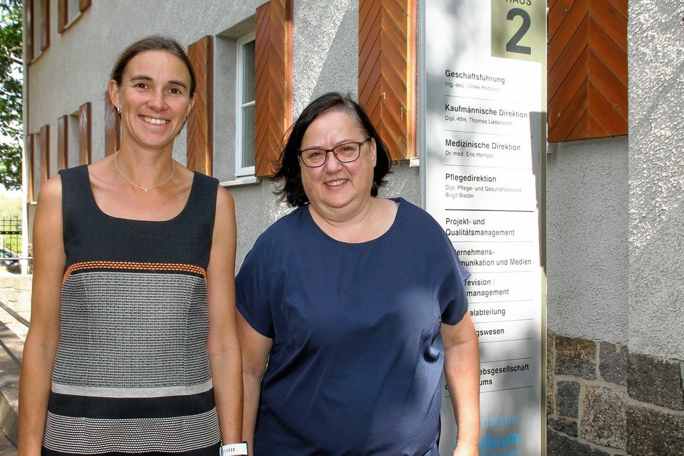 Ines Hofmann, Geschäftsführerin der Krankenhausakademie, und Ulrike Holtzsch, Geschäftsführerin des Städtischen Klinikums Görlitz erzählen über  ihr Erfolgsprojekt und welche Hilfe sie sich von der Politik wünschen.