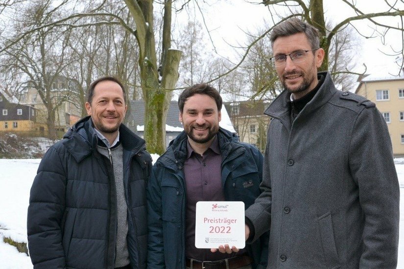 Der Sebnitzer Oberbürgermeister Ronald Kretzschmar nahm im Beisein von Rico Manns und Thomas Kunack, Bürgermeister von Bad Schandau, die Preisträgerplakette entgegen (v.r.n.l.).