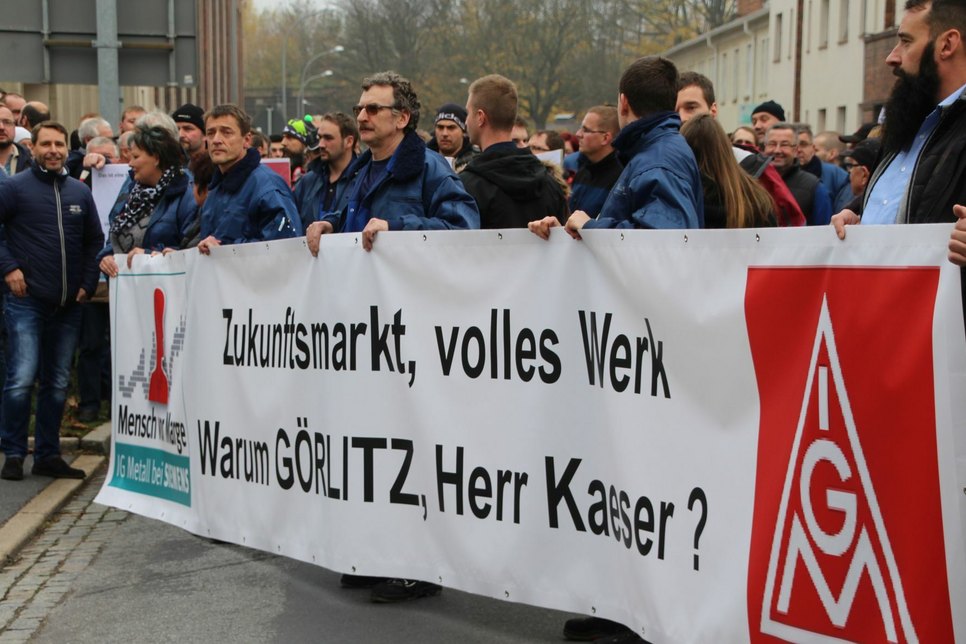 Die Schließungspläne waren lange nicht offiziell bestätigt, Widerstand gab es dennoch bereits: Bei einer Demo kamen am 9. November über 2000 Menschen vor dem Siemens-Werk in Görlitz zusammen.  Foto: Keil