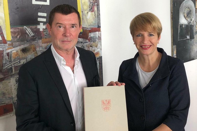 Stephan Märki und Kulturministerin Martina Münch unterzeichneten den Vertrag. Foto:MWFK