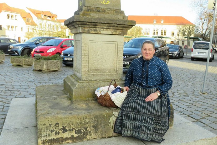 Zur Postmeilensäule auf dem Markt in der Hoyerswerdaer Altstadt kann Cornelia Schnippa Interessantes berichten.