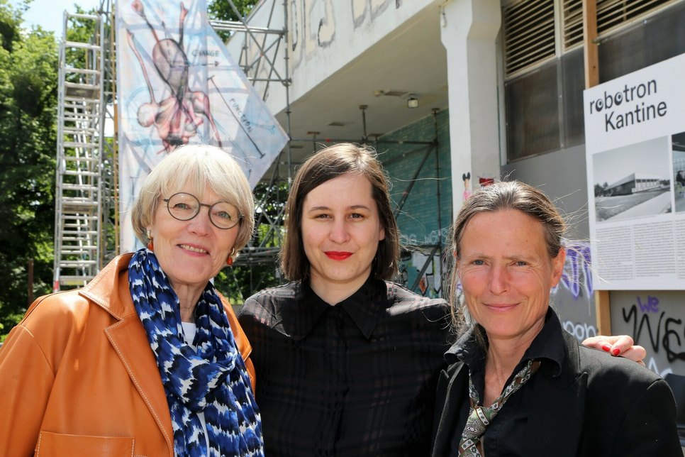 Martina de Maizière (Stiftung Kunst und Musik für Dresden), Marlen Leitner (Kunstduo ASYNCHROME) und Andrea Hilger (Ostrale Biennale, v.l.n.r.) vor einem Teil des Werkes 
