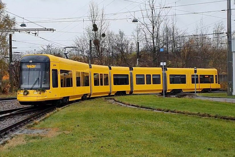 Rollt. Der erste neue Stadtbahnwagen auf Probefahrt im Gorbitzer Betriebshof der DVB.