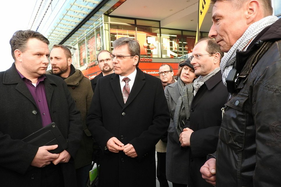 Christian Hartmann, Frank Kupfer, Innenminister Markus Ulbig  (v.l.)vor Ort am Wiener Platz.