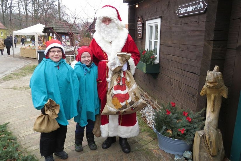 Der Weihnachtsmann mit seinen Wichteln. Foto: Erlichthof