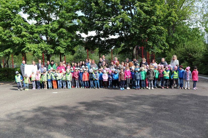 Gruppenbild mit Kindern und Schülern aus allen Lübbener Kitas sowie den Schulen in städtischer Trägerschaft. Foto: Stadtverwaltung
