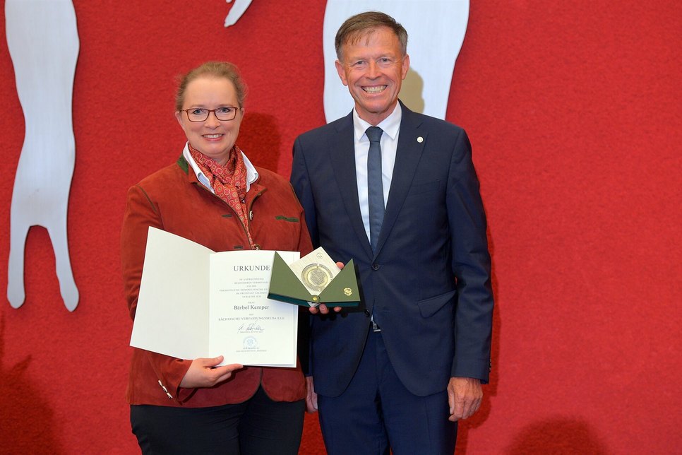 Bärbel Kemper (li.) erhält die Medaille von Landtagspräsident Dr. Matthias Rößler.