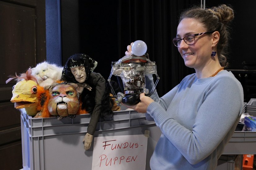 Die Dramaturgin Karoline Wernicke stellt Figuren aus dem Puppenfundus vor.