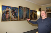 Hans-Peter Rößiger freut sich über das Altarbild aus Sauo. Es hängt zurzeit in der Wendischen Kirche und kann auf Anfrage besichtigt werden.