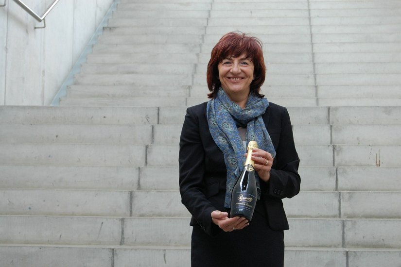 Sonja Schilg, die Geschäftsführerin von Wackerbarth, mit einer Flasche Bussard-Sekt. Foto: Archiv