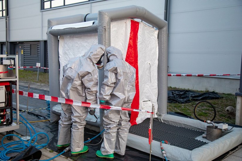 Eine Dekontaminations-Anlage, um gefährliche Verunreinigung zu entfernen, wurde vorsichtshalber mit aufgebaut
