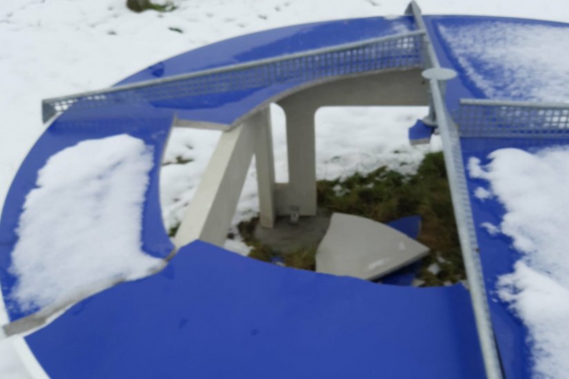 Die zerstörte Tischtennisplatte im Windbergpark hat 6.000 Euro gekostet.