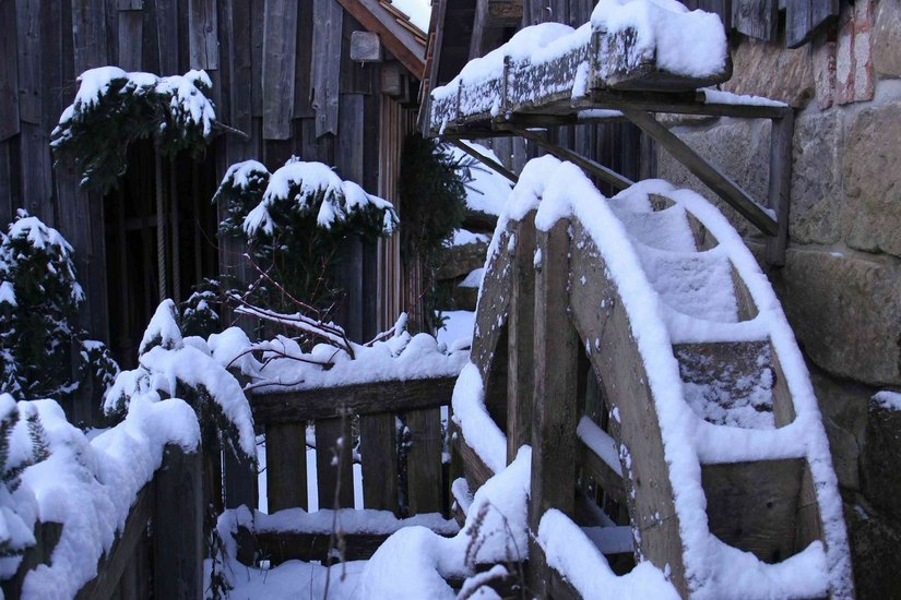 Im Winter haben die kleinen, schiefen Häuser und Türme und die Tannenbäume  weiße  Mützen auf im SteinReich. Fotos: PR