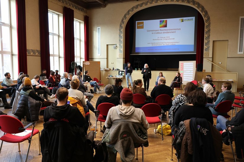 50 Teilnehmende diskutieren im Stadthaus Vorlage der Stadtverwaltung.