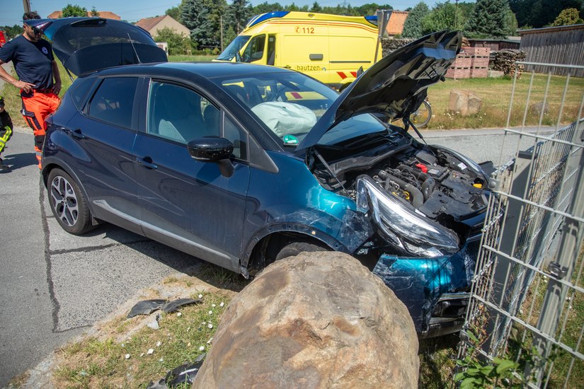 Bei dem Zusammenstoß prallte der Renault gegen einen Granitstein und einen Grundstückszaun.