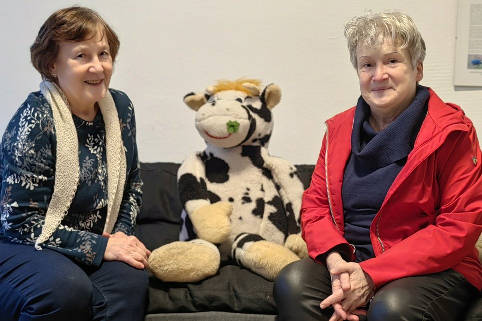Marlis Goethe und Andrea Zwirner mit der Löbte-Kuh.
