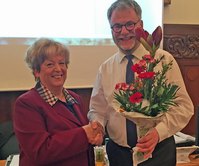 OB Uwe Rumberg beglückwünscht Heidrun Weigel zu ihrem Amt. Foto: SV