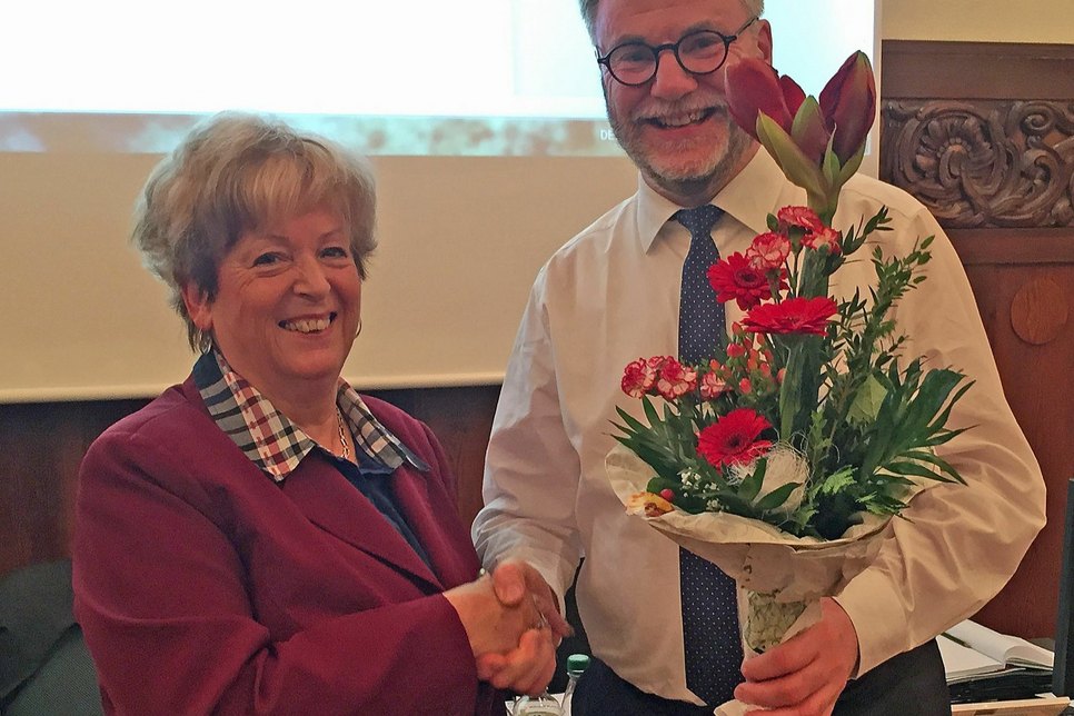 OB Uwe Rumberg beglückwünscht Heidrun Weigel zu ihrem Amt. Foto: SV