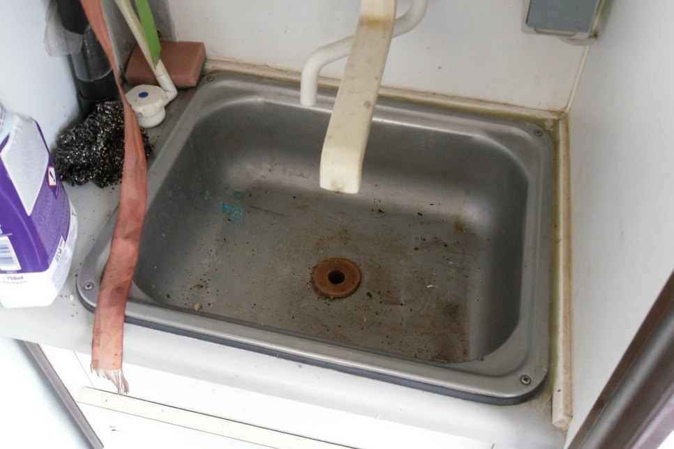 Handwaschbeckennutzung in einem laufenden Imbissbetrieb