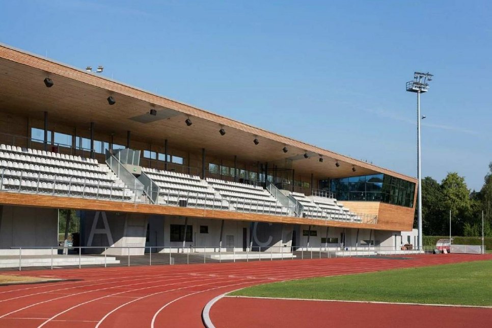 Beispielhafte Illustrationen zum geplanten Ausbau des Stadions. Fotos: Stadt Freital