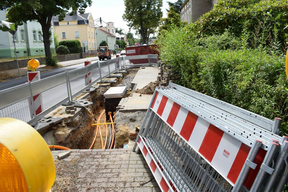 Der Gehweg an der Bautzener Straße derzeit. Die Arbeiten werden erst Ende August fortgesetzt. Foto: spa
