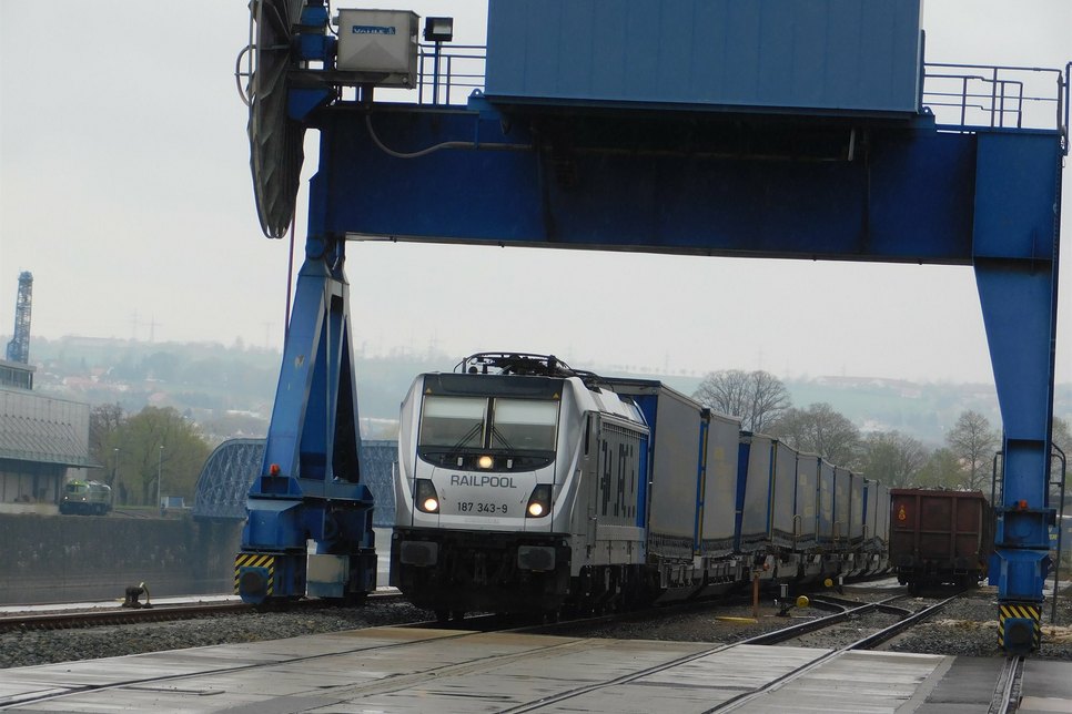 Die Lok bringt einen Zug aus Pirna in den Alberthafen, der ent- und neu beladen wird.
