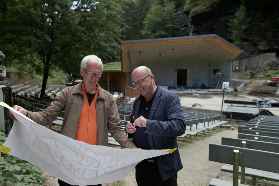 Architekt Lür Meyer-Bassin (l.) und Landesbühnen-Intendant Manuel Schöbel auf der Baustelle der Felsenbühne Rathen. Fotos: Daniel Förster