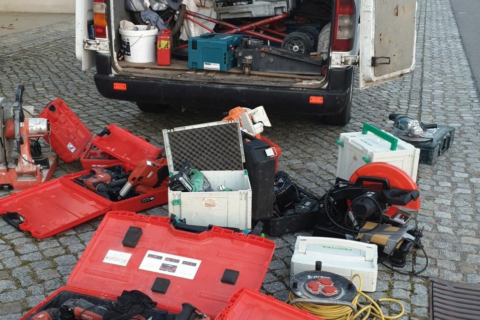 Jetzt wird ermittelt, woher all diese Baugeräte stammen, die nicht dem Diebstahl aus einem Berliner Kleintransporter zugeordnet werden konnten. Foto: Polizei